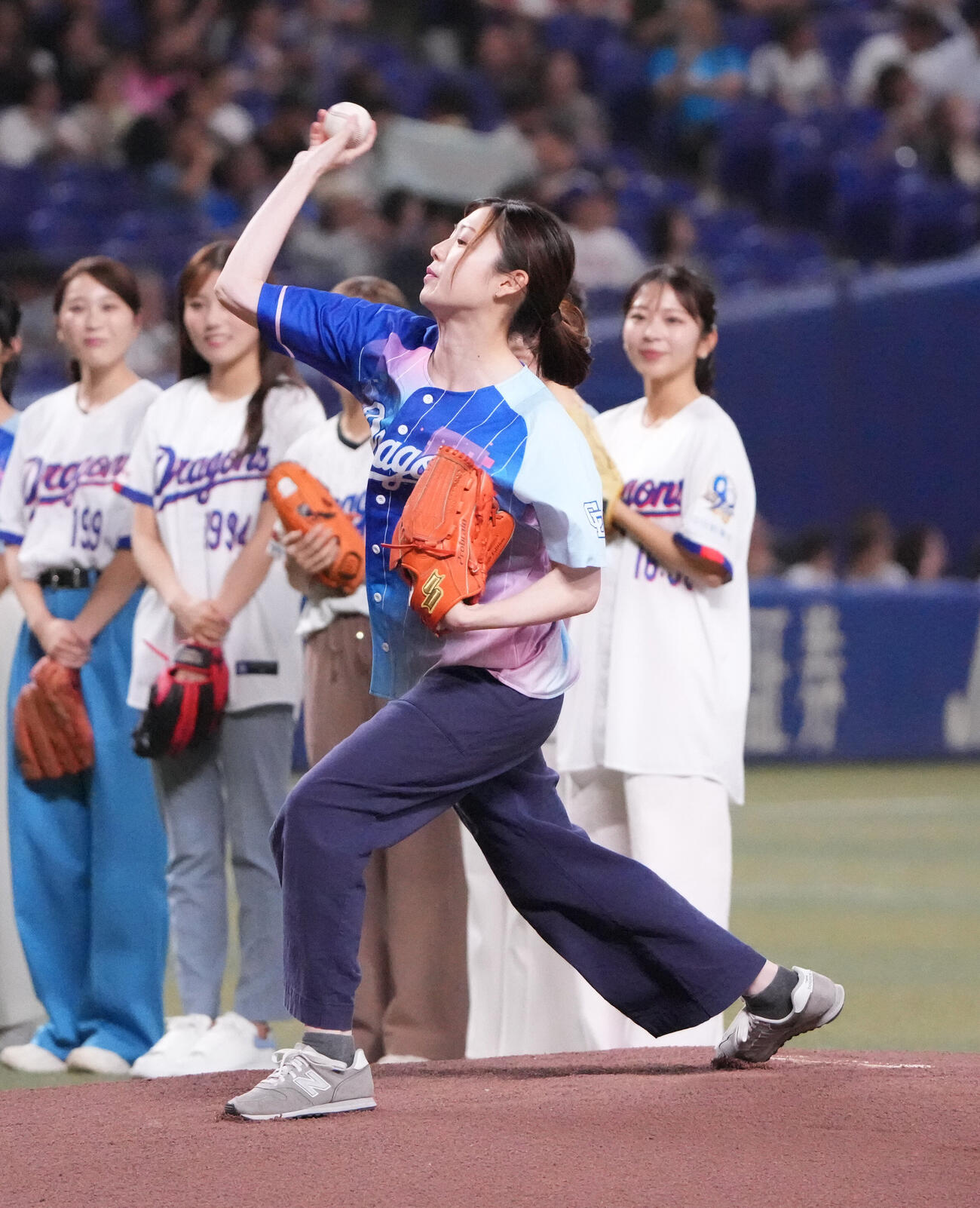 中日対広島　試合前、スピードボールコンテストで投球するテレビ愛知の平賀吏桜アナウンサー（撮影・森本幸一）