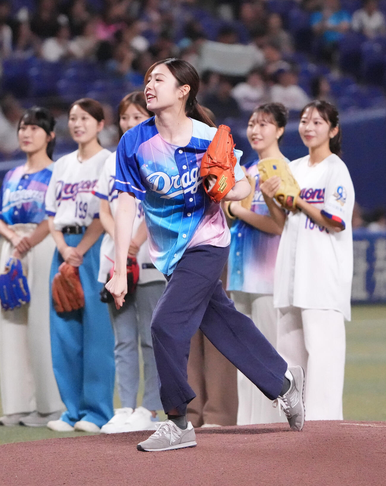 中日対広島　試合前、スピードボールコンテストで投球するテレビ愛知の平賀吏桜アナウンサー（撮影・森本幸一）
