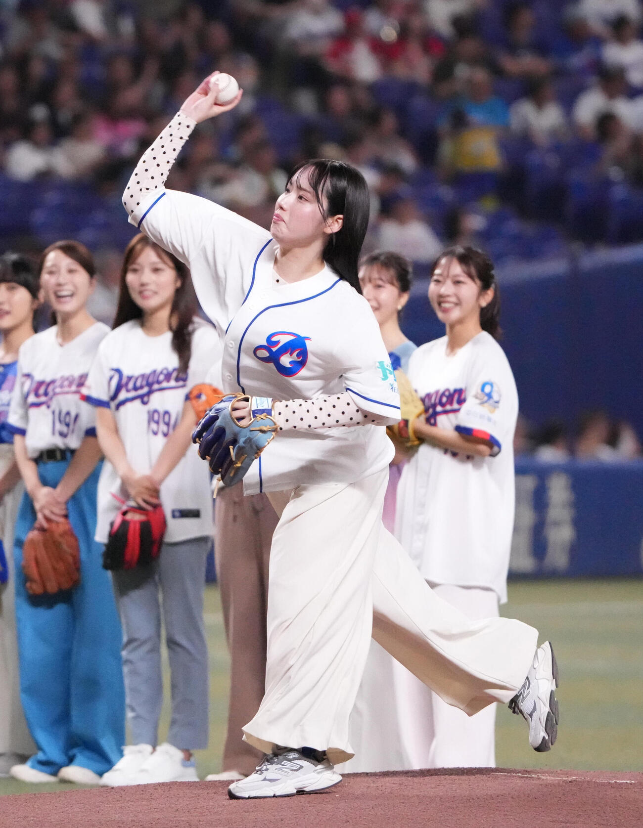 中日対広島　試合前、スピードボールコンテストで投球するCBCラジオの安藤渚七（撮影・森本幸一）