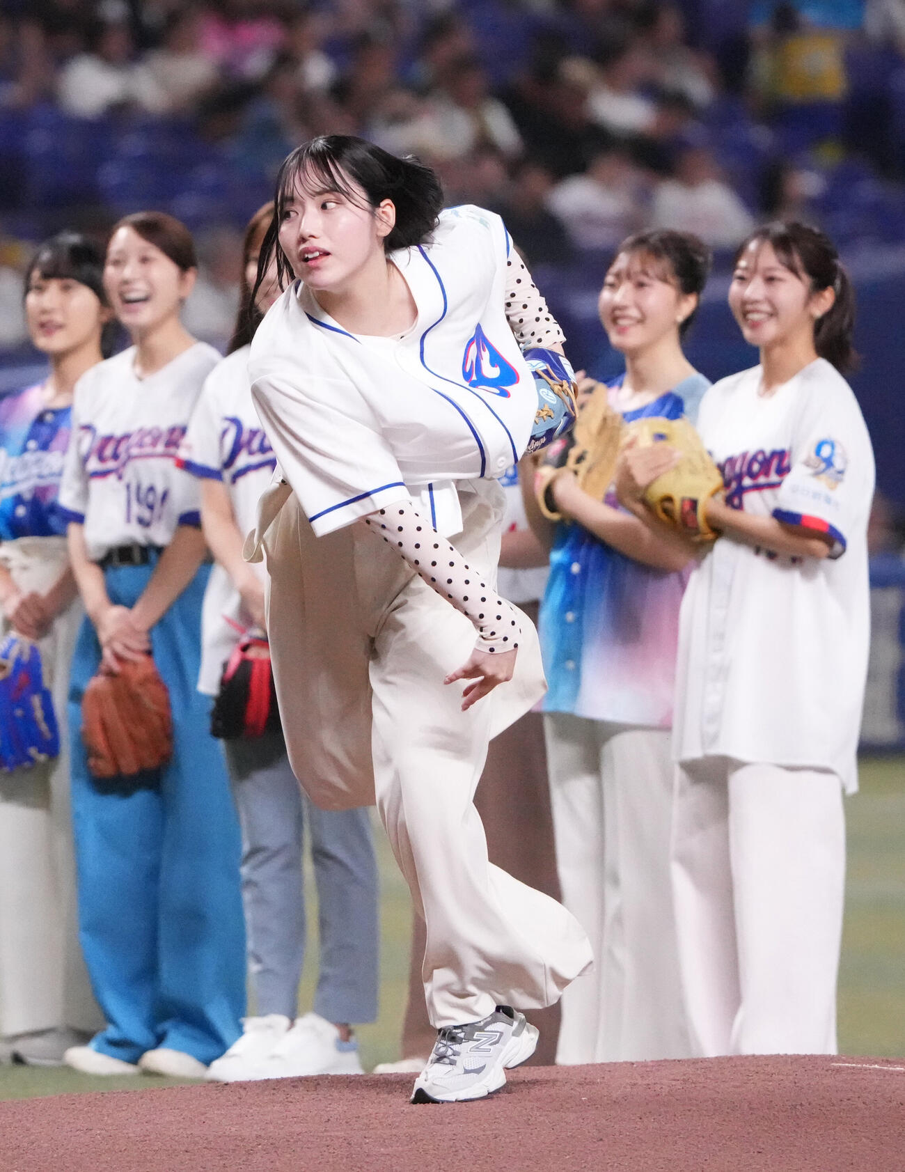 中日対広島　試合前、スピードボールコンテストで投球するCBCラジオの安藤渚七（撮影・森本幸一）