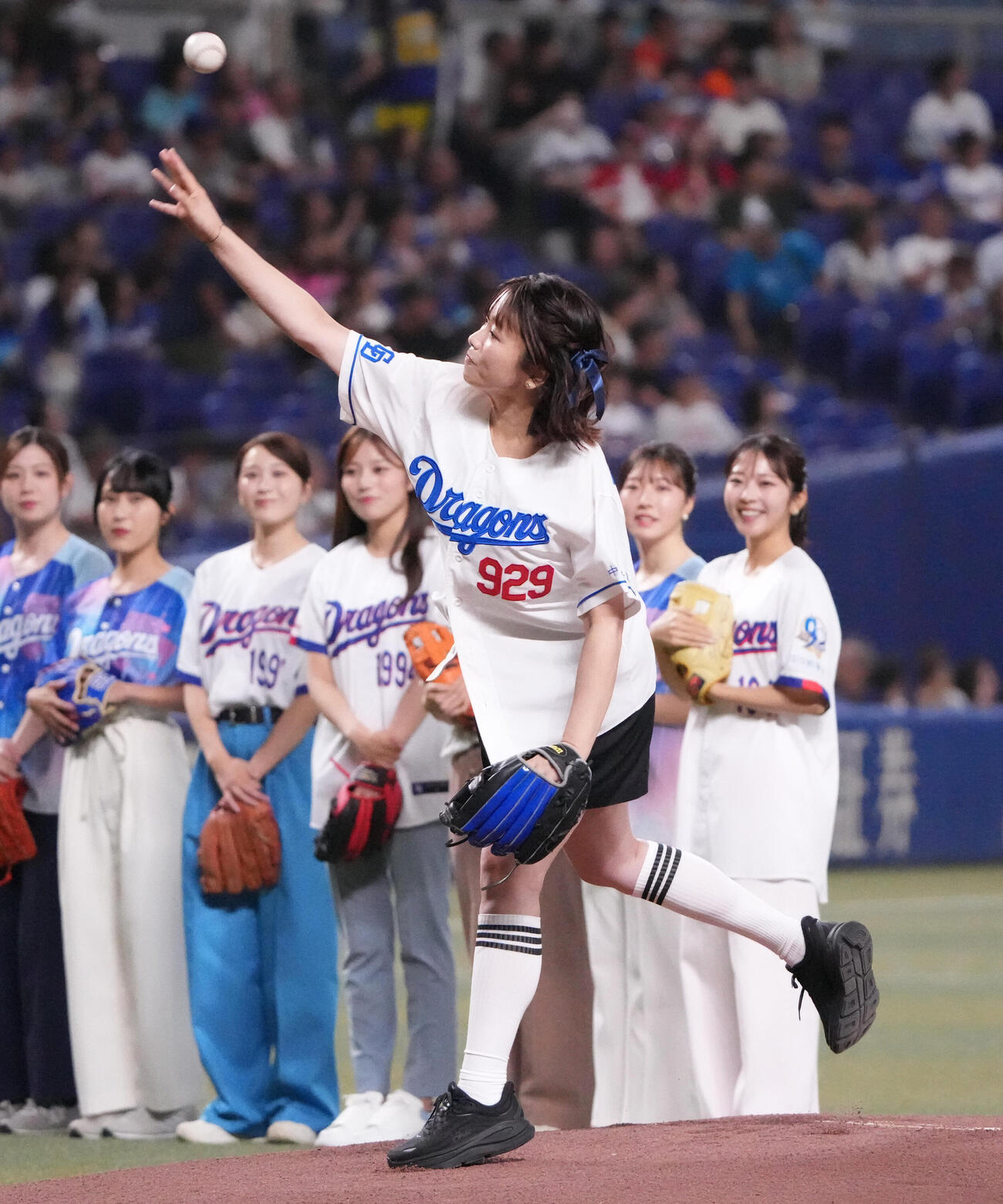 中日対広島　試合前、スピードボールコンテストで投球するTOKAI RADIOの川村茉由（撮影・森本幸一）
