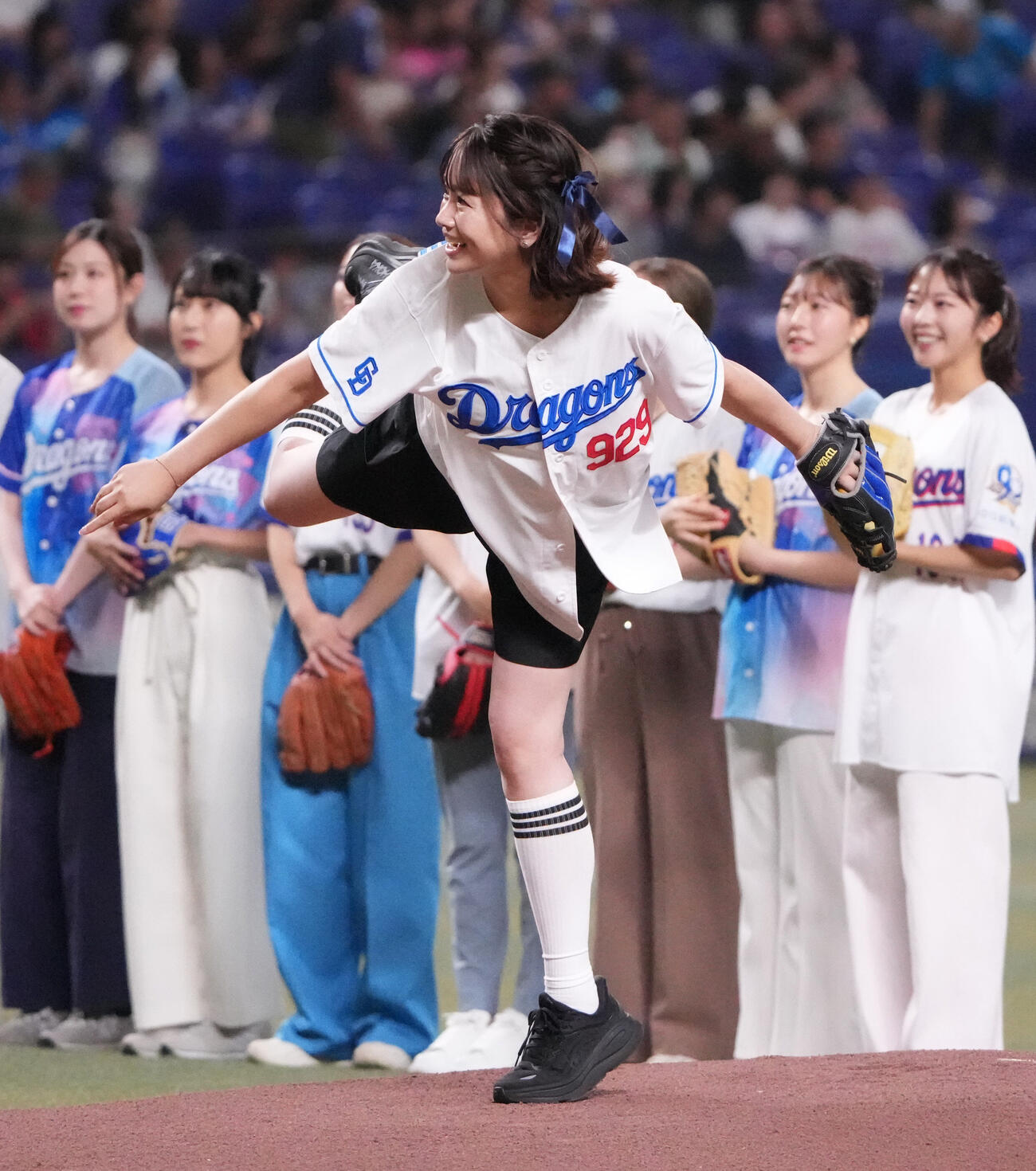 中日対広島　試合前、スピードボールコンテストで投球するTOKAI RADIOの川村茉由（撮影・森本幸一）