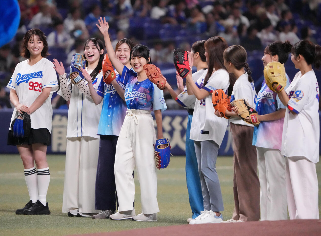中日対広島　試合前、スピードボールコンテストで優勝した三重テレビの奥村奈央アナウンサー（左から4人目）（撮影・森本幸一）