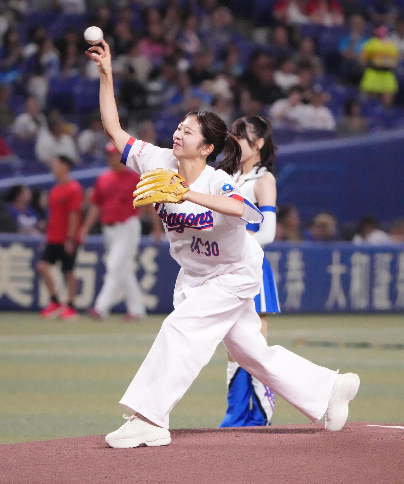 中日対広島　試合前、スピードボールコンテストで投球する東海テレビの篠田愛純アナウンサー（撮影・森本幸一）