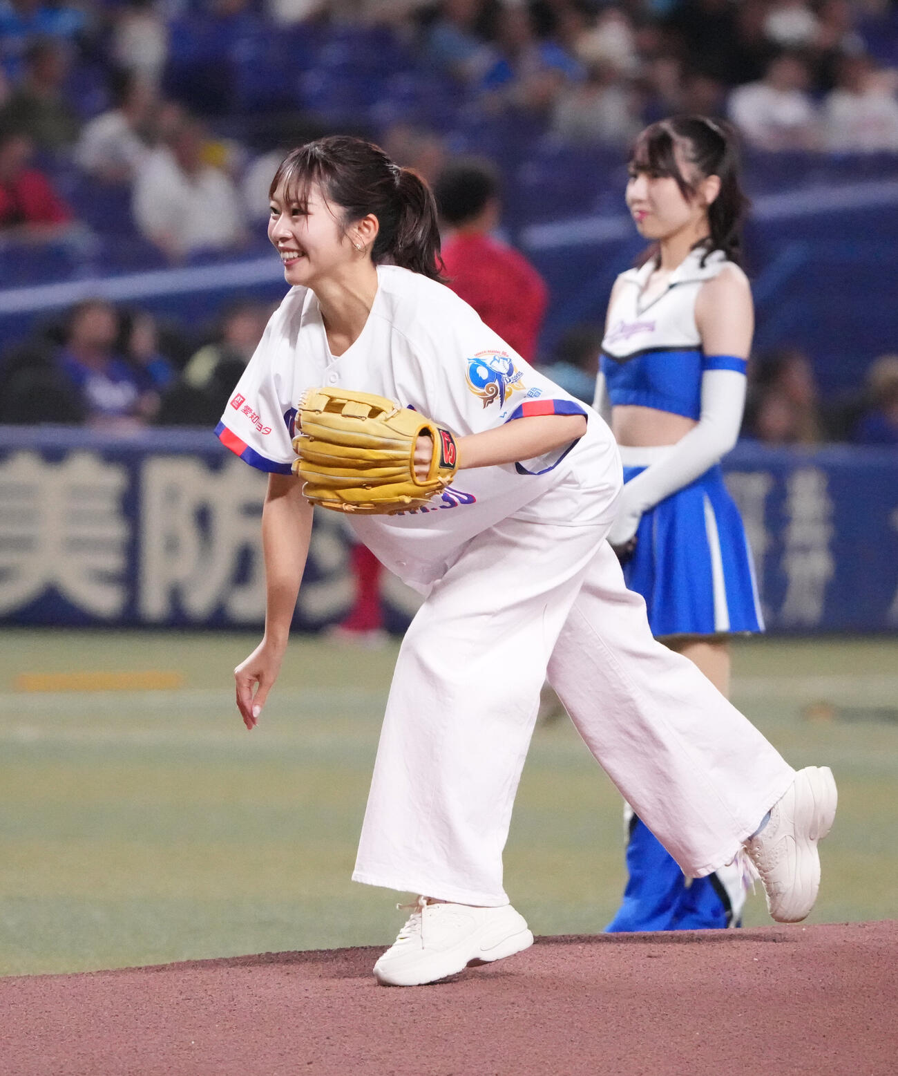 中日対広島　試合前、スピードボールコンテストで投球する東海テレビの篠田愛純アナウンサー（撮影・森本幸一）