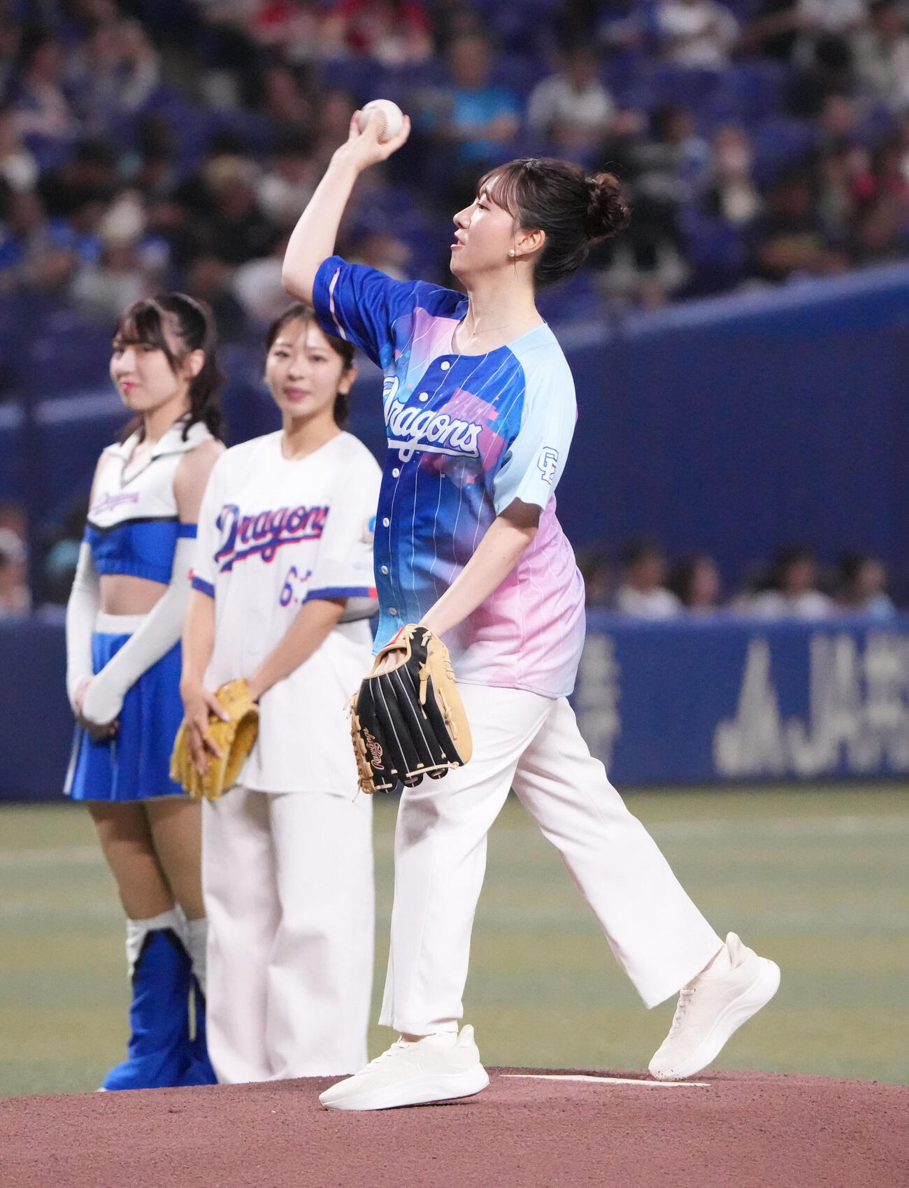 中日対広島　試合前、スピードボールコンテストで投球するNHK名古屋の清田りなキャスター（撮影・森本幸一）