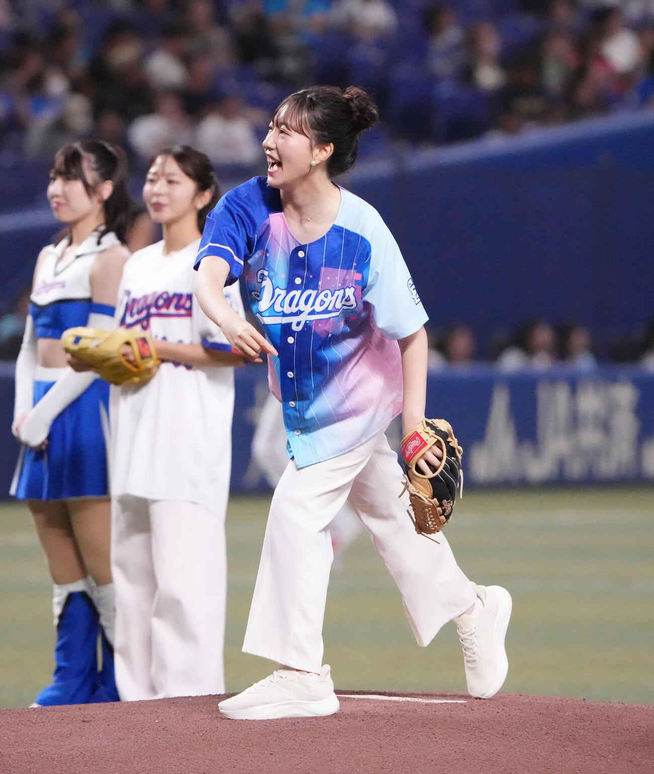 中日対広島　試合前、スピードボールコンテストで投球するNHK名古屋の清田りなキャスター（撮影・森本幸一）