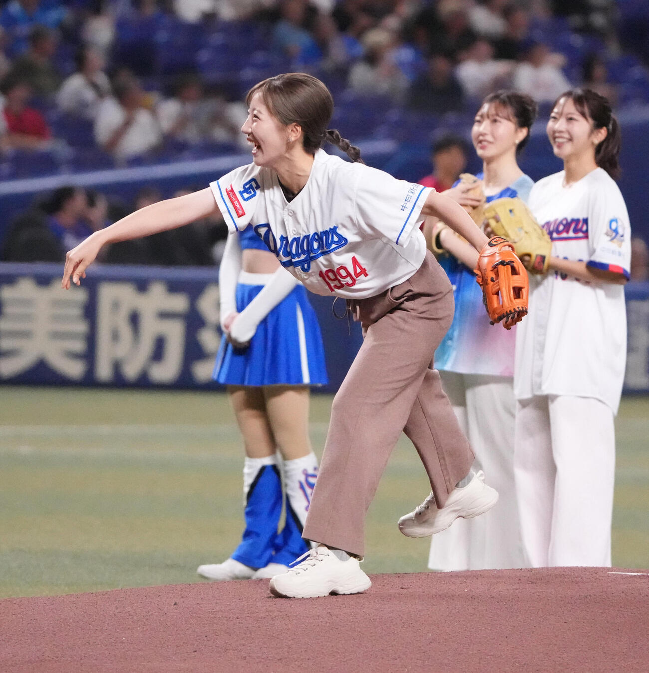 中日対広島　試合前、スピードボールコンテストで投球する中京テレビの中川萌香アナウンサー（撮影・森本幸一）