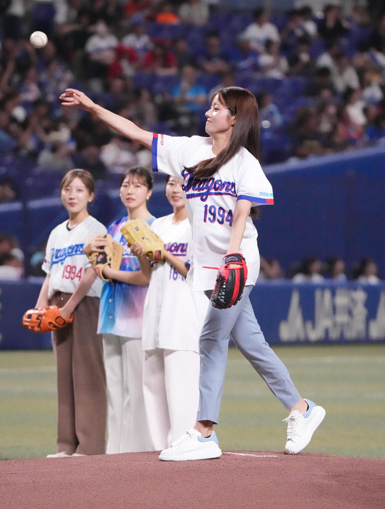 中日対広島　試合前、スピードボールコンテストで投球するCBCテレビの中村彩賀アナウンサー（撮影・森本幸一）