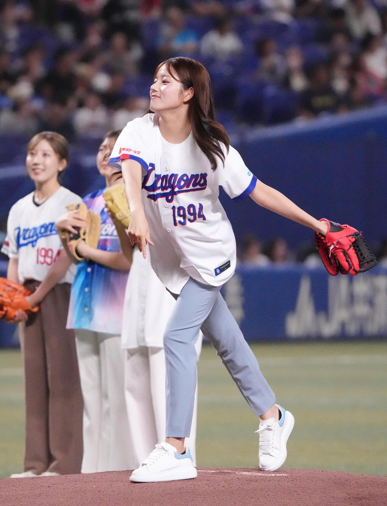 中日対広島　試合前、スピードボールコンテストで投球するCBCテレビの中村彩賀アナウンサー（撮影・森本幸一）