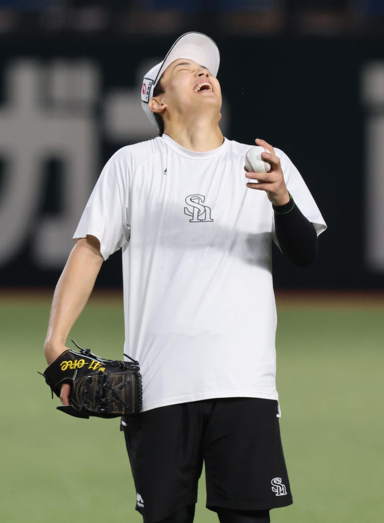 練習の合間に笑顔を見せるソフトバンク前田悠伍（撮影・梅根麻紀）