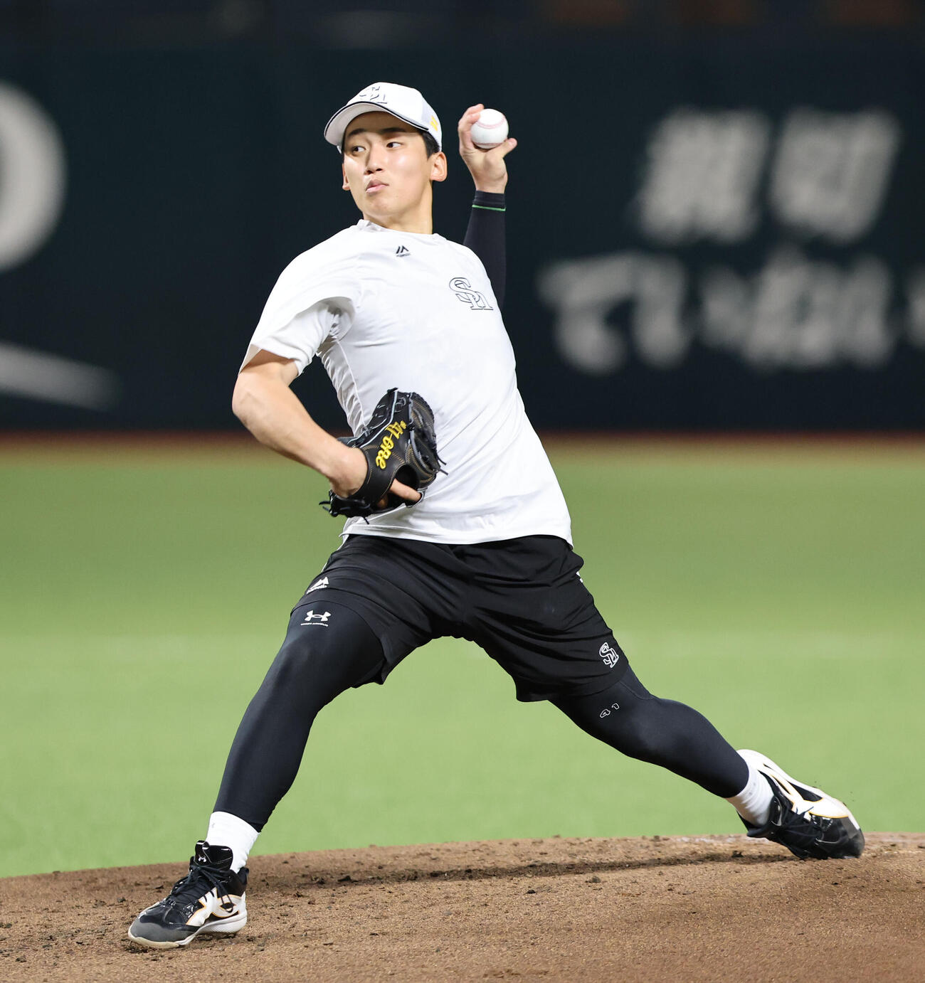 マウンドから投げ込むソフトバンク前田悠伍（撮影・梅根麻紀）
