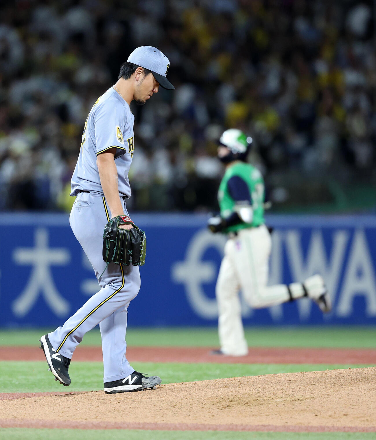 ヤクルト対阪神　3回裏ヤクルト無死、赤羽由紘（右）ひソロ本塁打を放たれた阪神伊藤将司（撮影・鈴木正人）