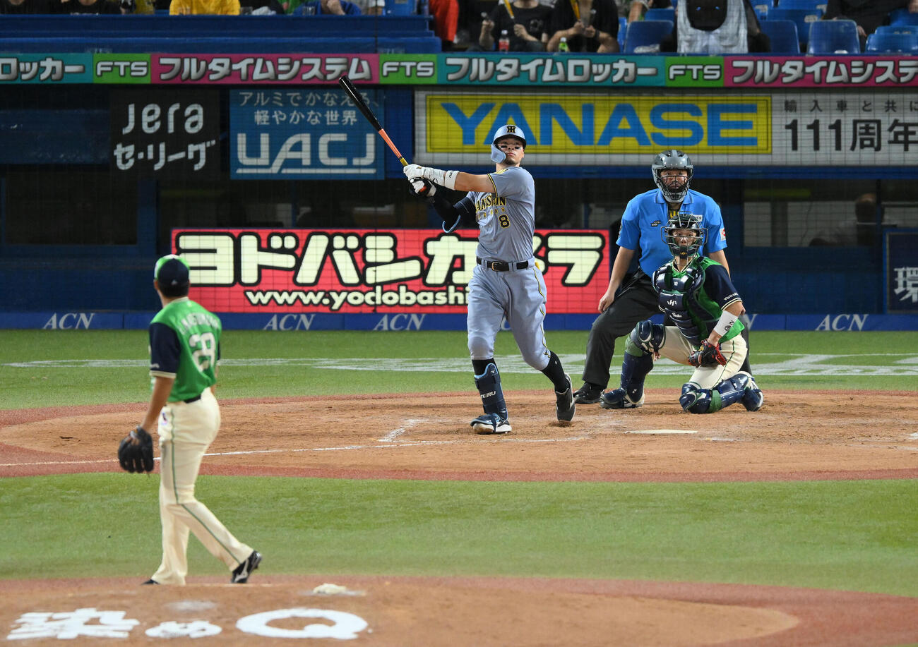 ヤクルト対阪神　5回表阪神1死一塁、佐藤輝明は左越えに2点本塁打を放つ。投手松本健吾（撮影・滝沢徹郎）