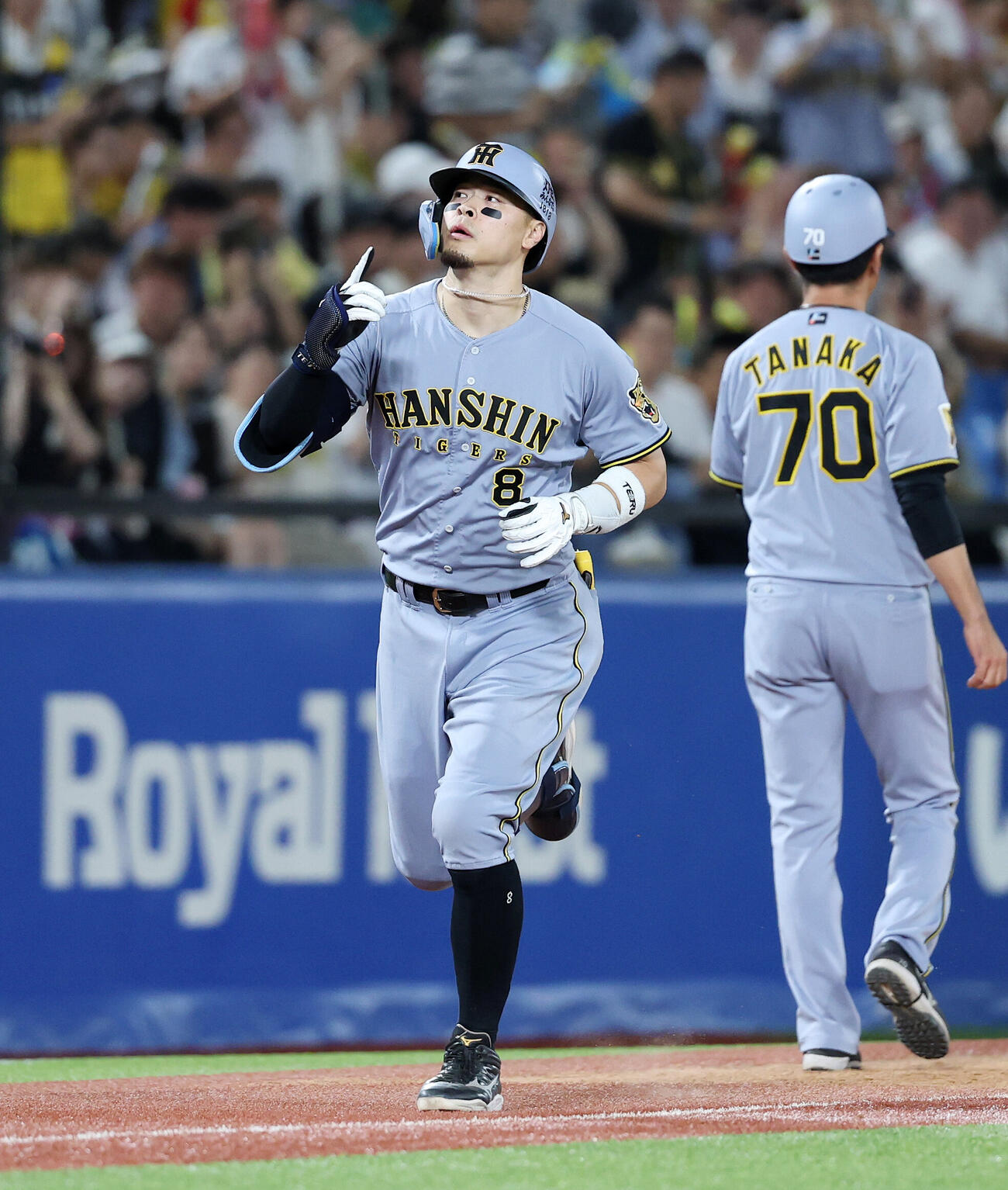 ヤクルト対阪神　3回表阪神2死、佐藤輝明はソロ本塁打を放ちポーズを決める（撮影・鈴木正人）