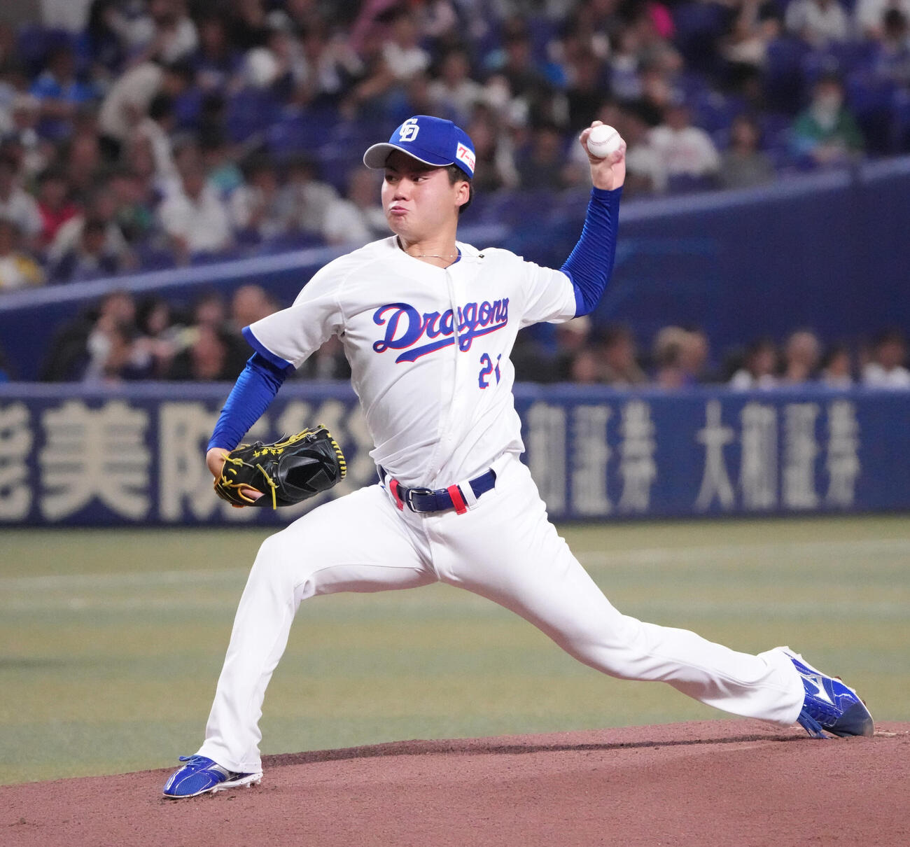 中日対広島　1回表、登板する中日先発の金丸夢斗（撮影・森本幸一）