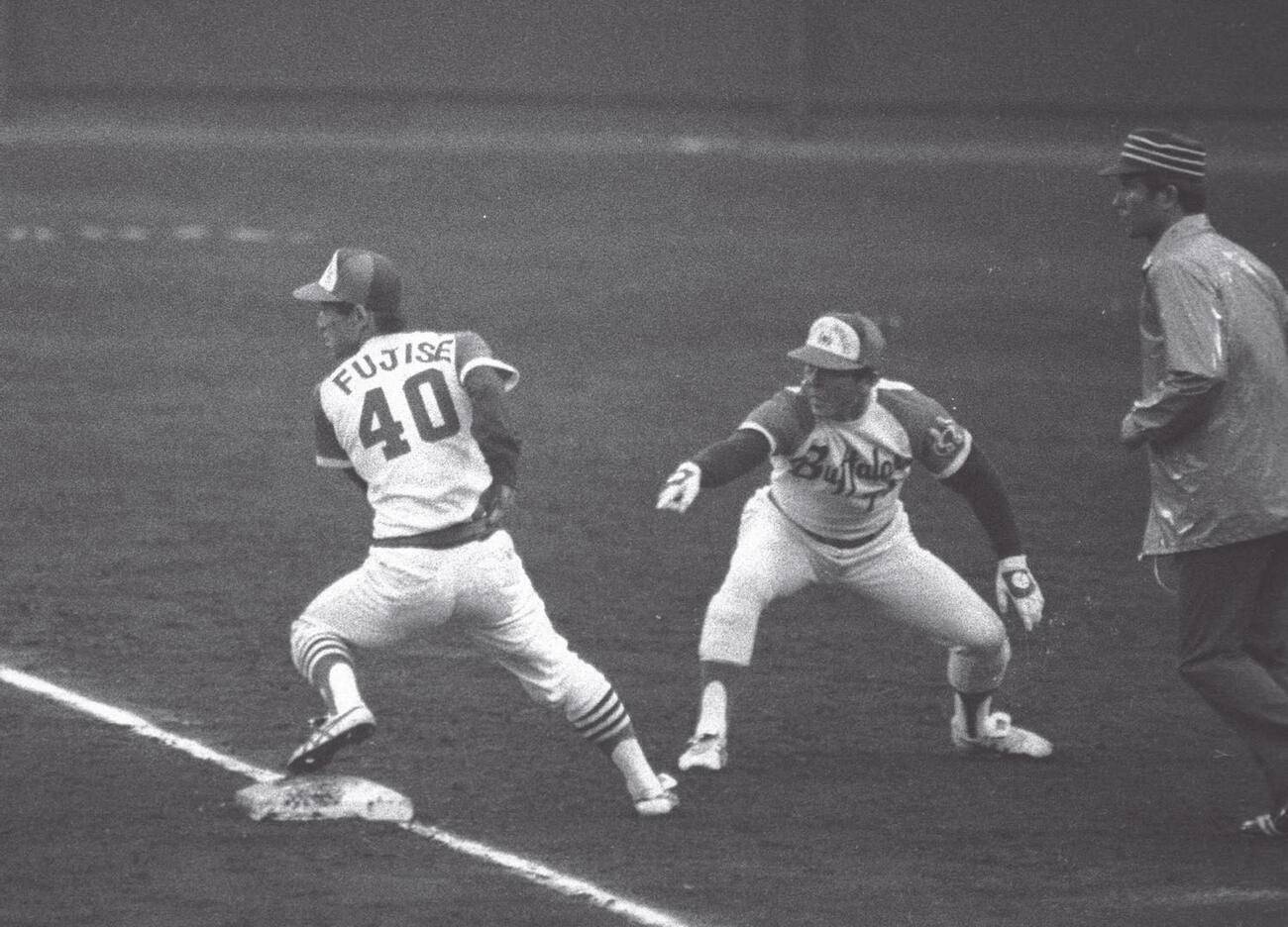 1979年、日本シリーズ第7戦　近鉄対広島　藤瀬史朗（左）は三塁へ。三塁ベースコーチは仰木彬