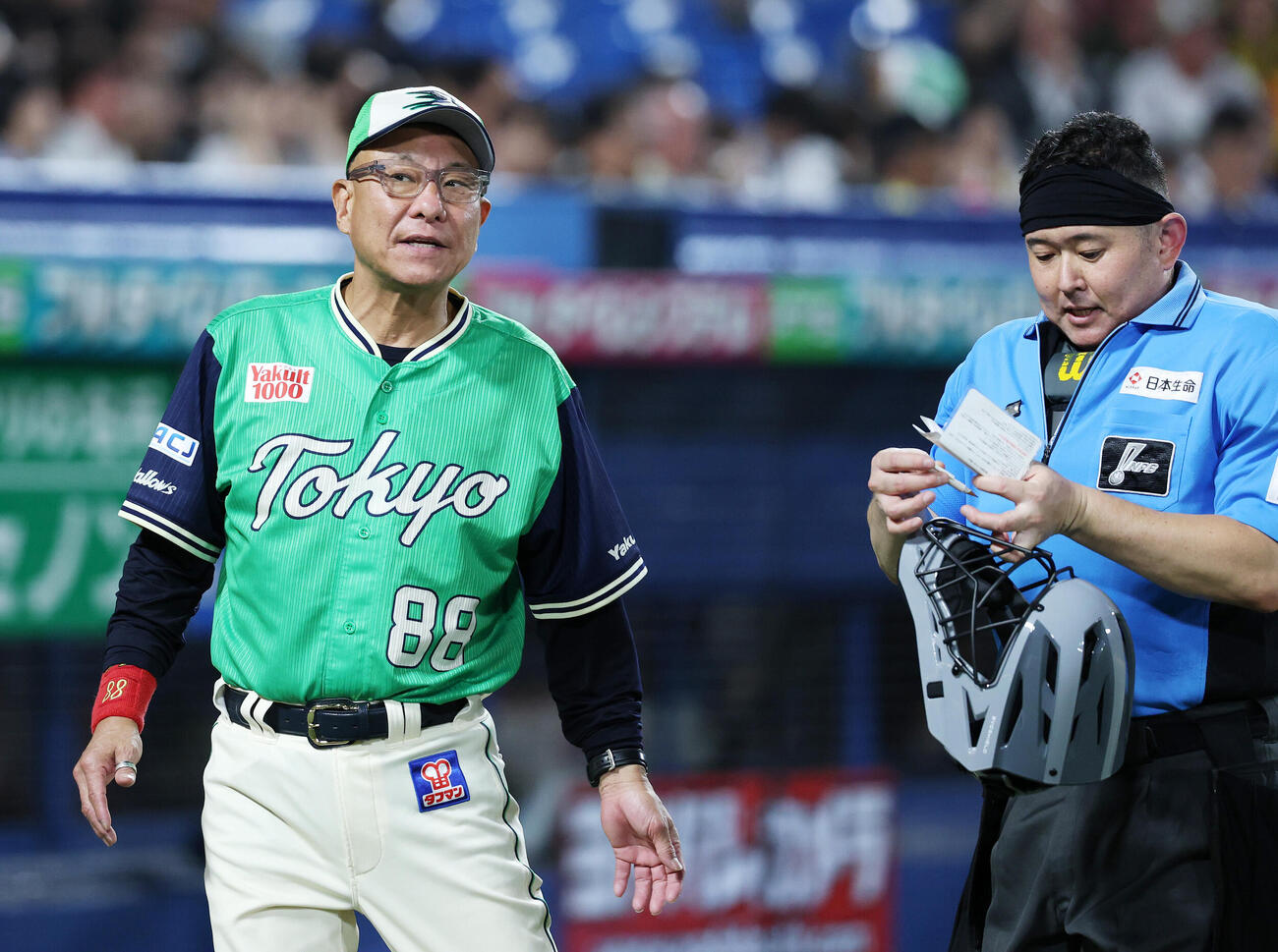 ヤクルト対阪神　6回表、投手交代を告げるヤクルト池山隆寛監督（撮影・鈴木正人）