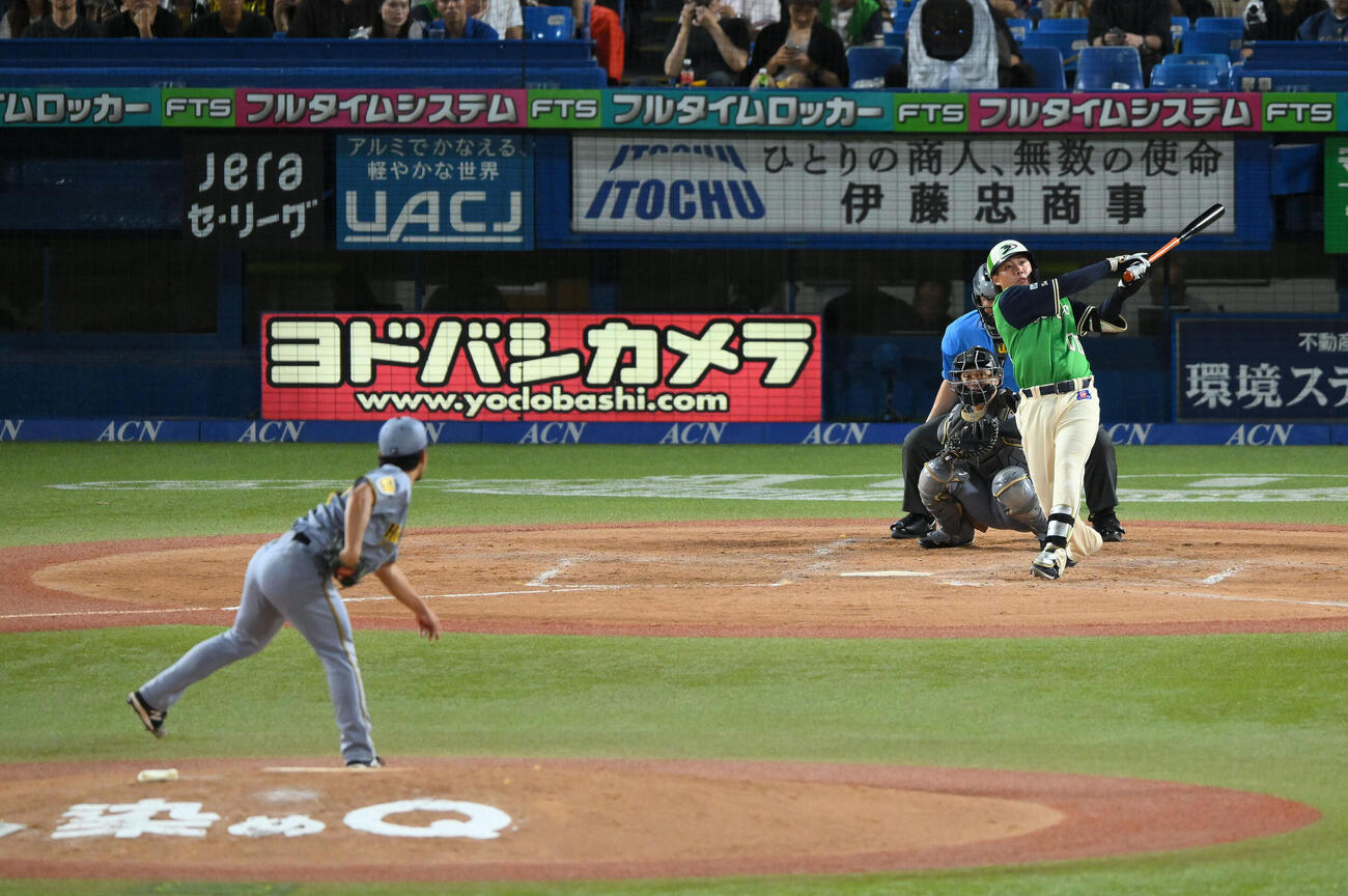 ヤクルト対阪神　3回裏ヤクルト無死、赤羽由紘はソロ本塁打を放つ。投手伊藤将司（撮影・滝沢徹郎）