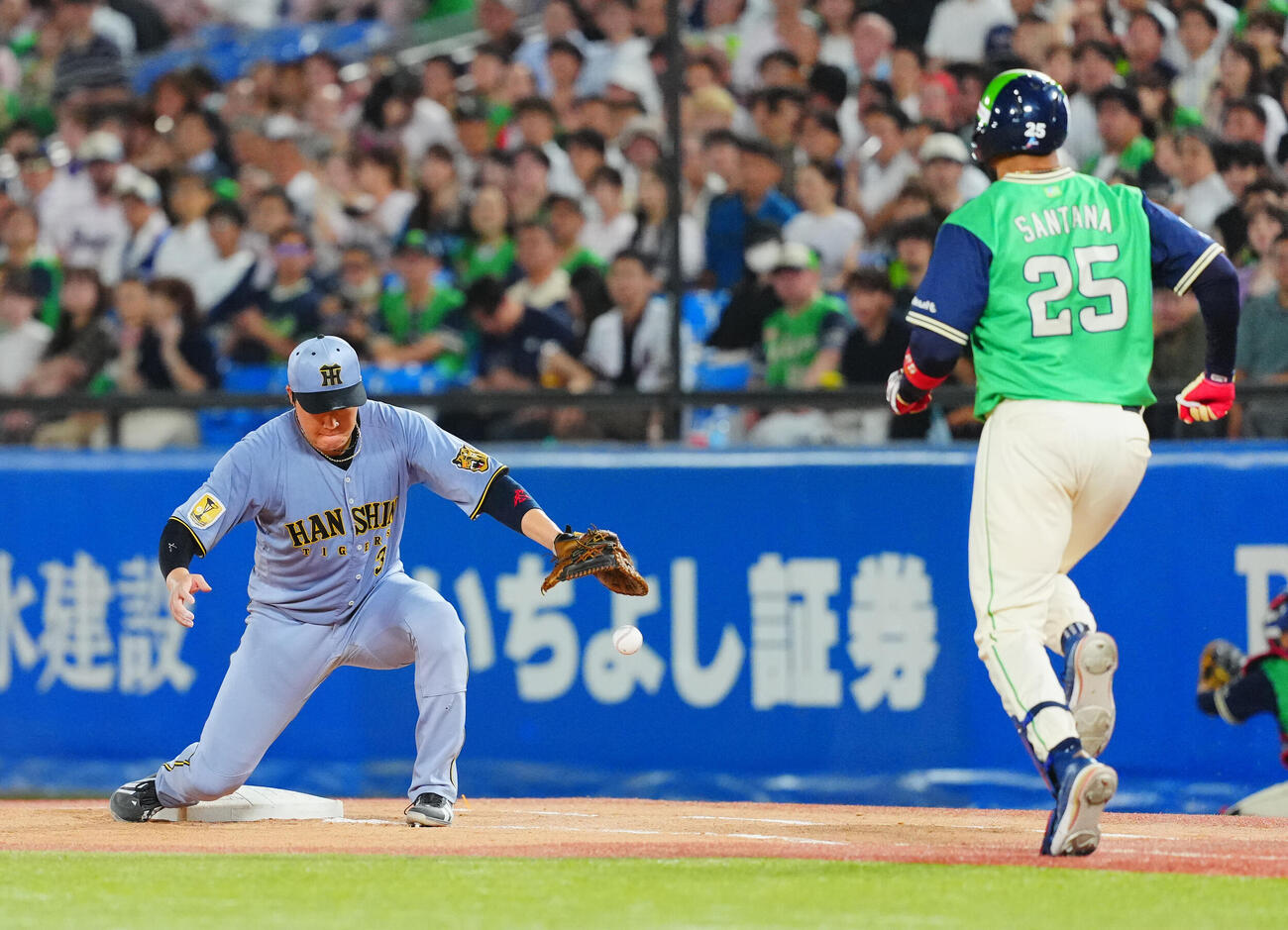 ヤクルト対阪神　5回裏ヤクルト2死三塁、ドミンゴ・サンタナ（右）の三ゴロを佐藤輝明が悪送球し逸らす一塁手大山悠輔（撮影・垰建太）