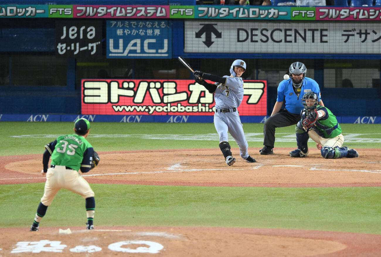 ヤクルト対阪神　9回表阪神1死、中野拓夢は中前打を放つ。投手石原勇輝（撮影・滝沢徹郎）