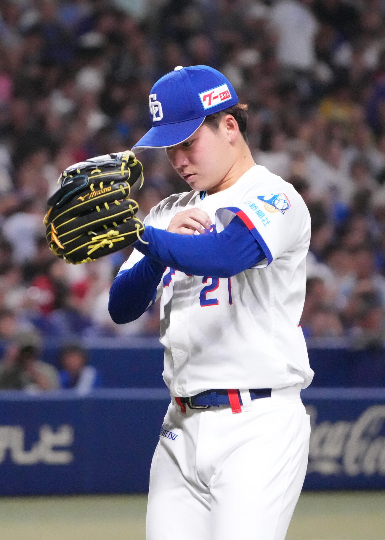 中日対広島　4回表終了、ベンチへ戻る中日先発の金丸夢斗（撮影・森本幸一）