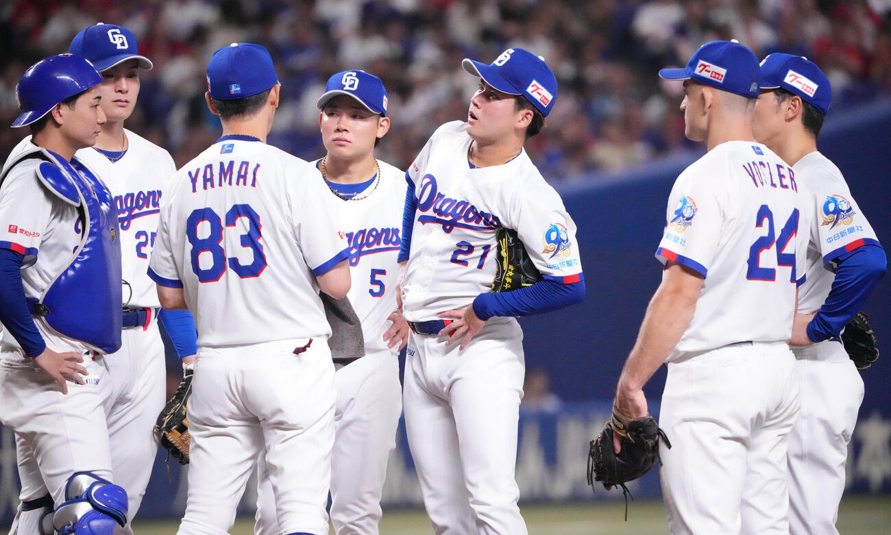 中日対広島　4回表広島無死満塁、マウンドの金丸夢斗（右から3人目）のもとに集まる中日ナイン（撮影・森本幸一）