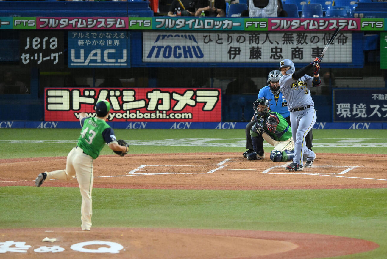 ヤクルト対阪神　1回表阪神1死一、三塁、大山悠輔は右前適時打を放つ。投手増居翔太（撮影・滝沢徹郎）