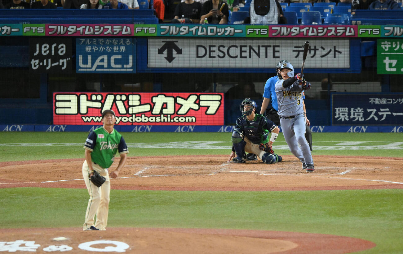 ヤクルト対阪神　3回表阪神2死、大山悠輔は二塁打を放つ。投手増居翔太（撮影・滝沢徹郎）