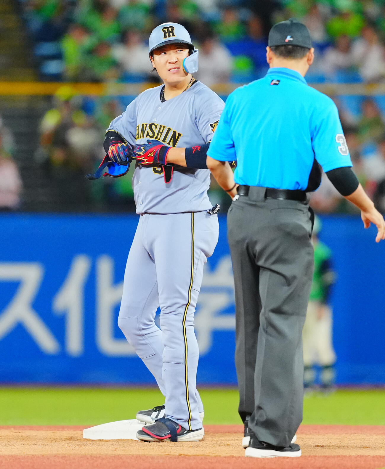 ヤクルト対阪神3回表阪神2死、二塁打も悔しげな大山悠輔（撮影・垰建太）