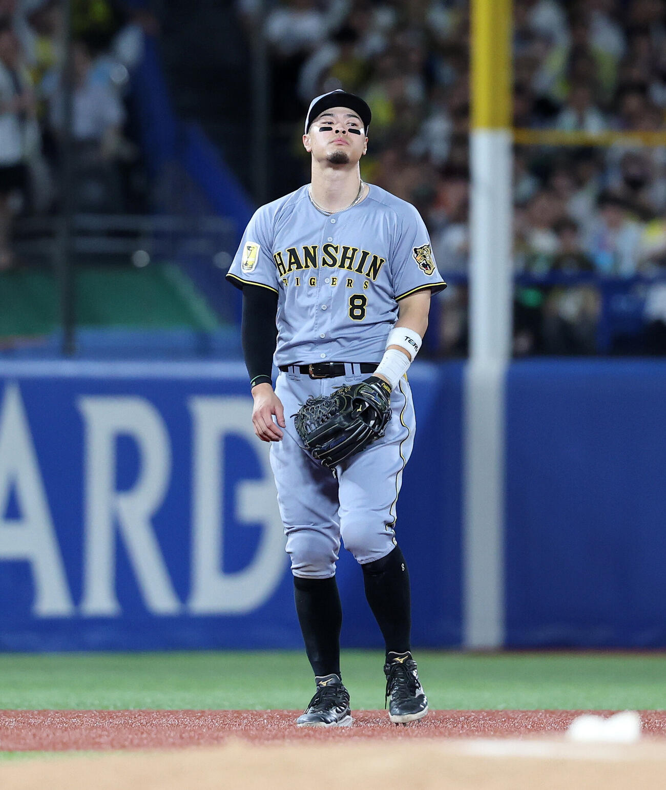 ヤクルト対阪神　8回裏ヤクルト2死、増田珠の打球を悪送球した阪神佐藤輝明（撮影・鈴木正人）