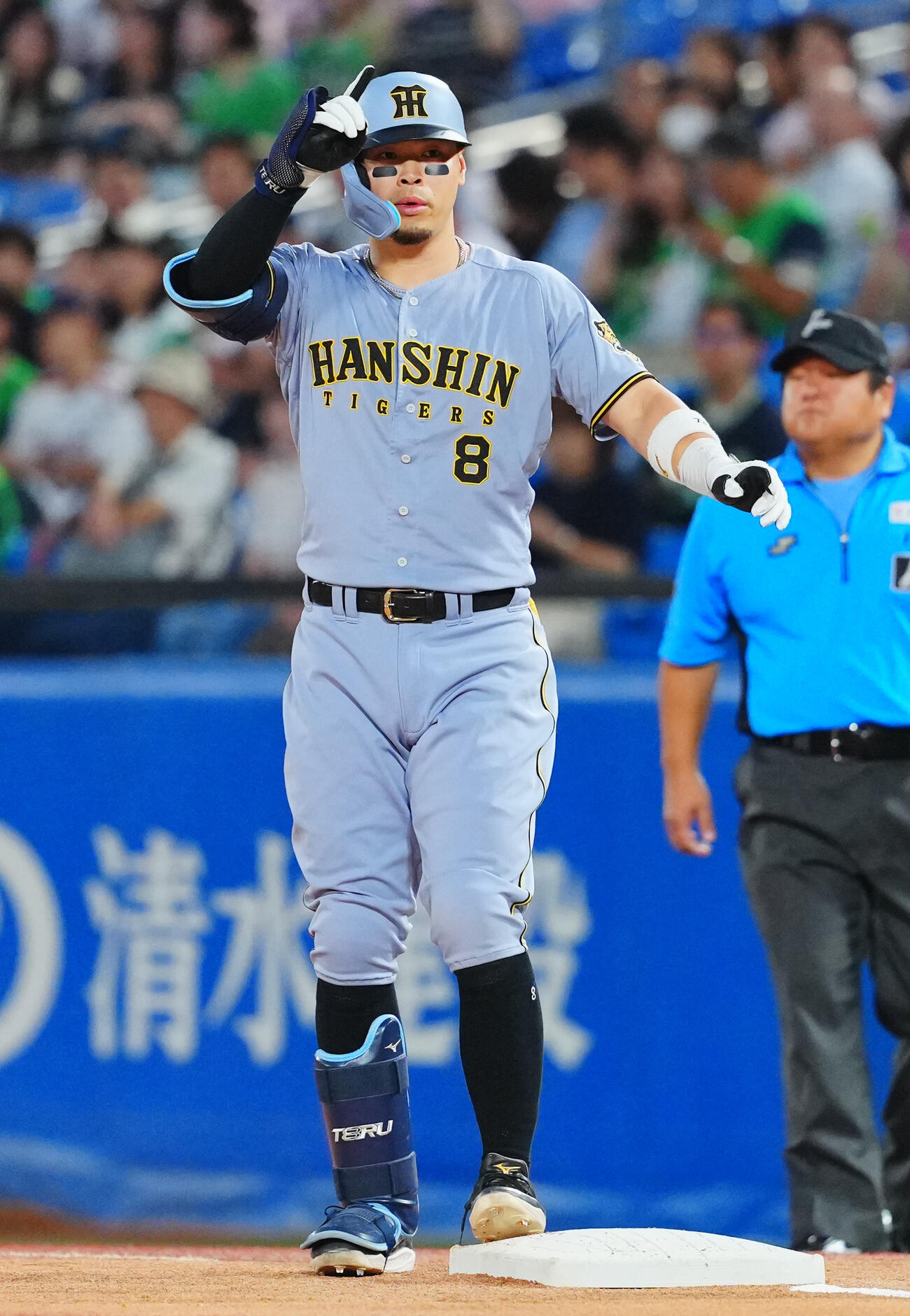 ヤクルト対阪神　1回表阪神1死一、二塁、先制適時打を放ちポーズを決める佐藤輝明（撮影・垰建太）