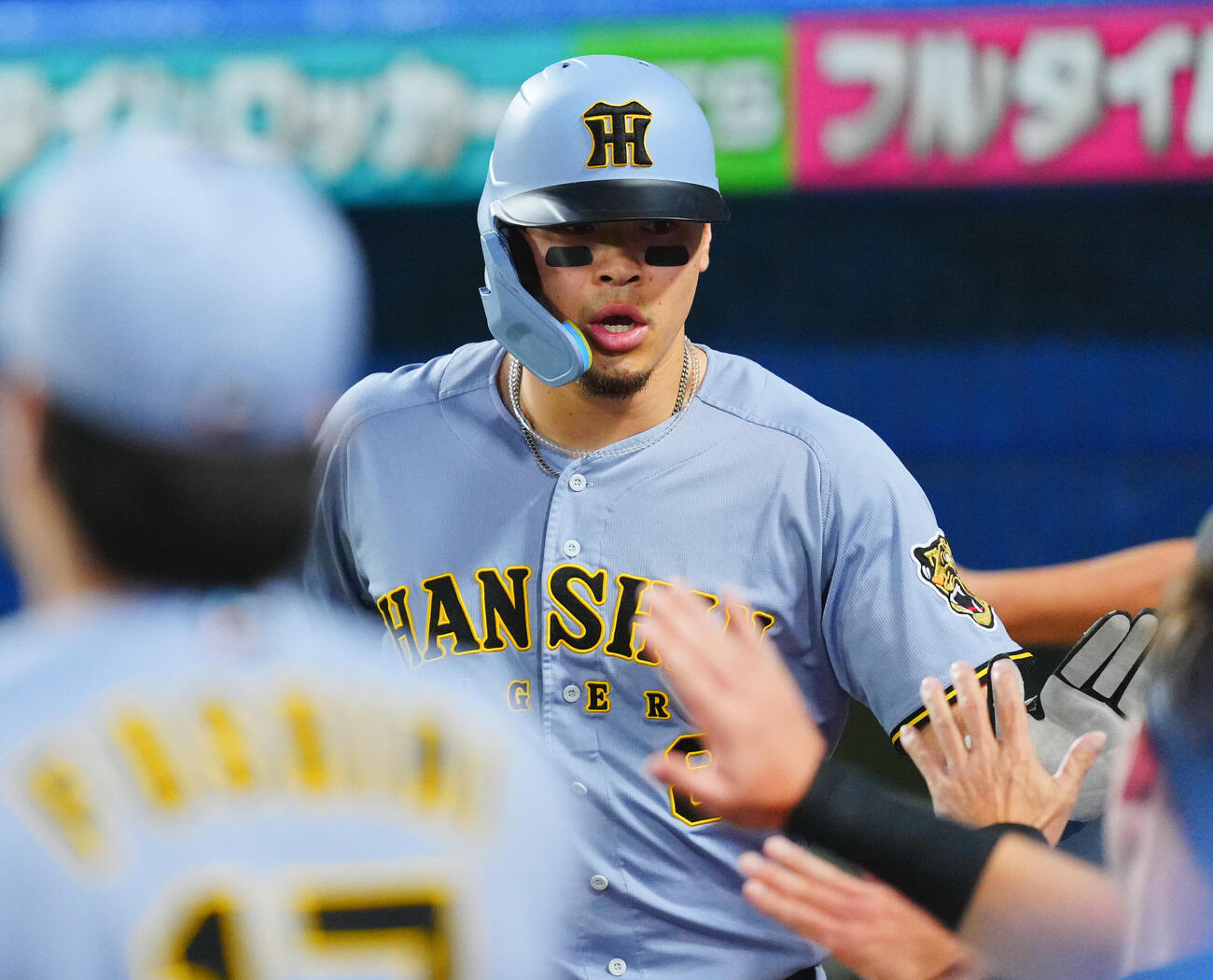 ヤクルト対阪神　1回表阪神1死一、三塁、前川右京の犠飛で生還しナインの出迎えを受ける佐藤輝明（撮影・垰建太）