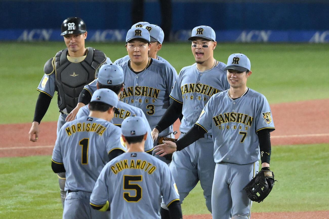 ヤクルト対阪神　試合に勝利しタッチを交わす阪神佐藤輝明（右から2人目）ら選手たち（撮影・滝沢徹郎）
