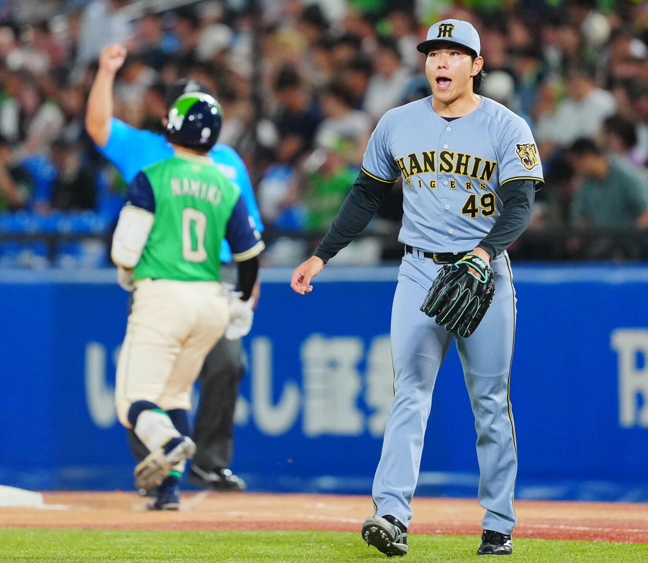 ヤクルト対阪神　9回裏ヤクルト2死、並木秀尊（左）を一ゴロで無失点で締めた工藤泰成は声をあげる（撮影・垰建太）