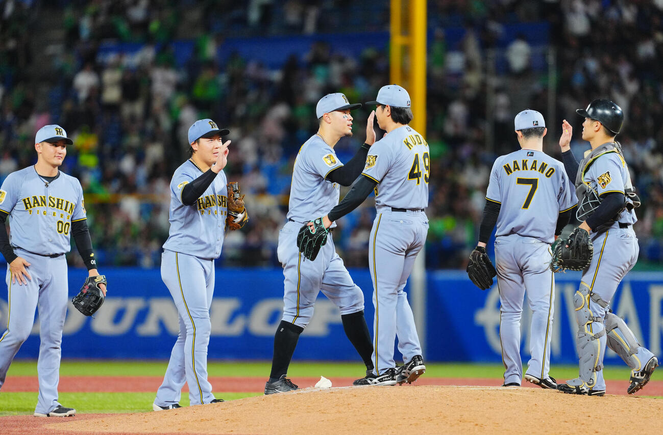 ヤクルト対阪神　ヤクルトに勝利しタッチを交わす佐藤輝明（中央左）ら阪神ナイン（撮影・垰建太）
