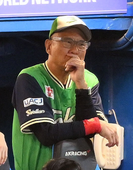 ヤクルト対阪神　9回裏、ベンチで浮かない表情のヤクルト池山隆寛監督（撮影・滝沢徹郎）