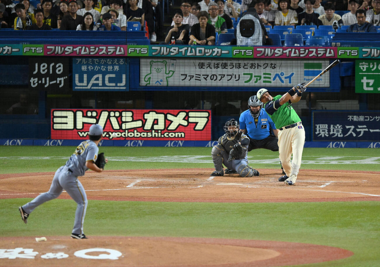 ヤクルト対阪神　2回裏ヤクルト無死、ホセ・オスナは二塁打を放つ。投手伊藤将司（撮影・滝沢徹郎）