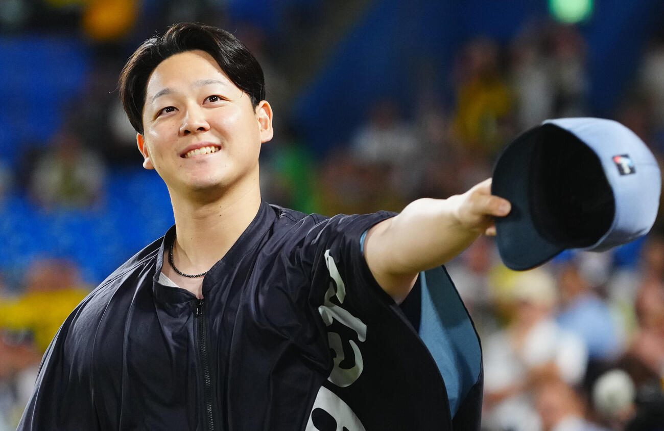ヤクルト対阪神　ヤクルトに勝利しヒーローの阪神木下里都はファンの声援に応える（撮影・垰建太）