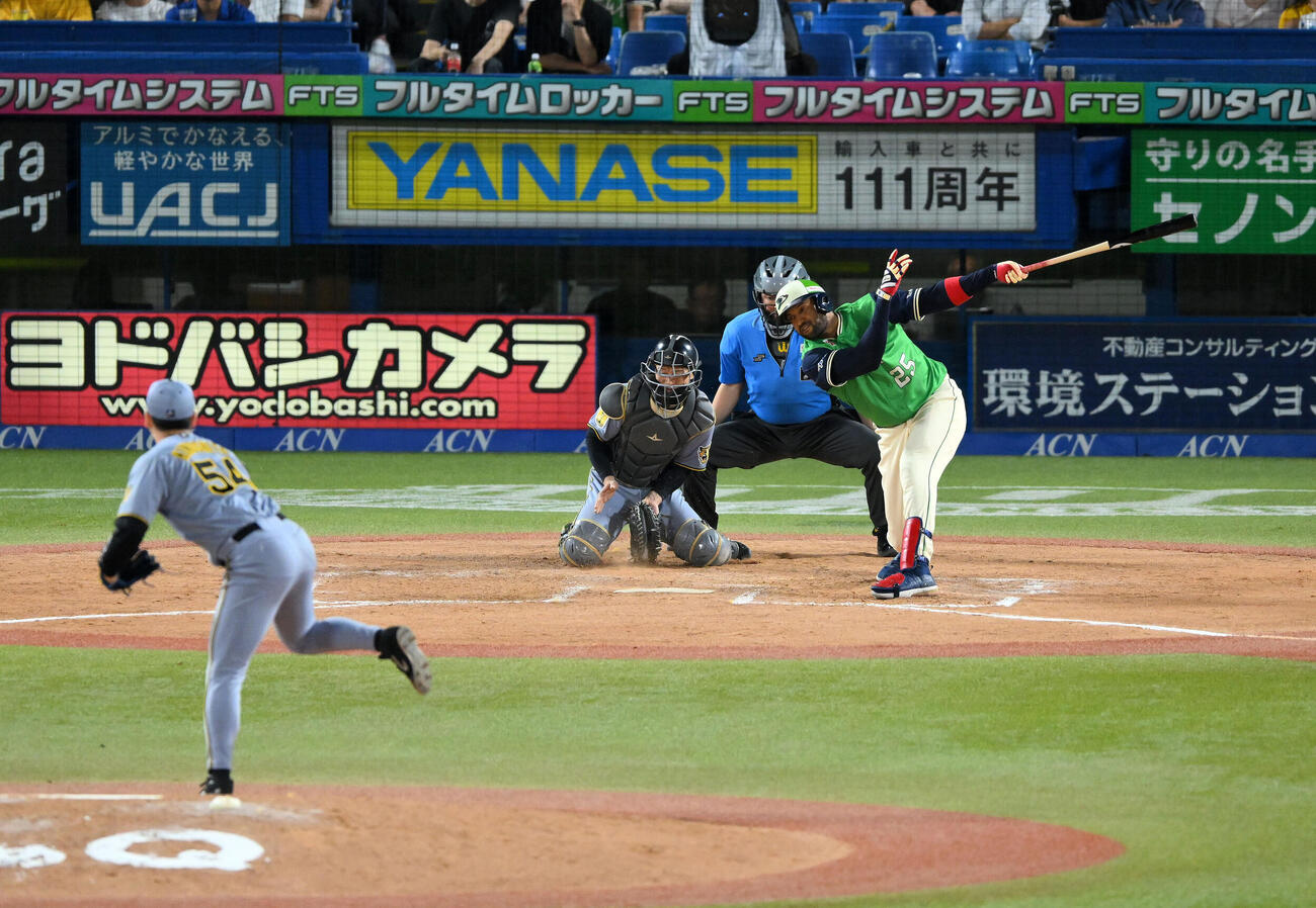 ヤクルト対阪神　7回裏ヤクルト2死二塁、ドミンゴ・サンタナは空振り三振に倒れる。投手木下里都（撮影・滝沢徹郎）