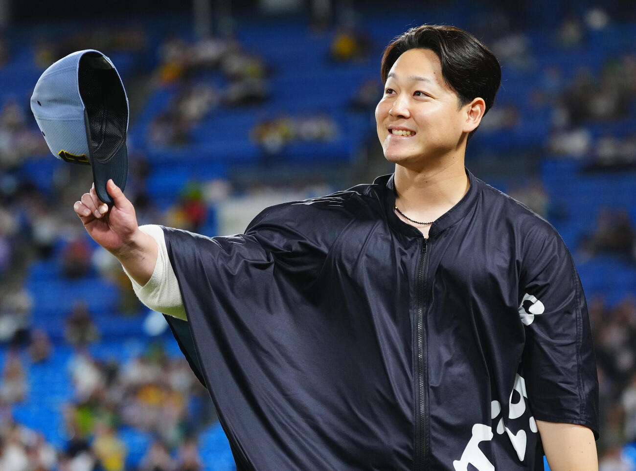 ヤクルト対阪神　ヤクルトに勝利しヒーローの阪神木下里都はファンの声援に応える（撮影・垰建太）