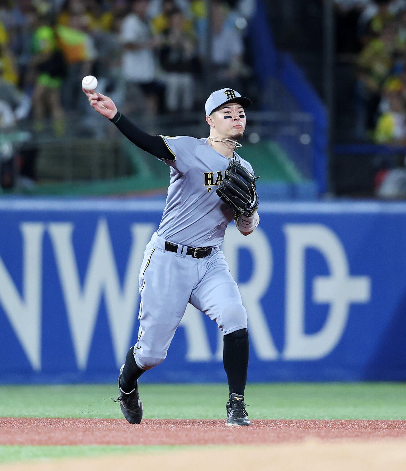 ヤクルト対阪神　8回裏ヤクルト2死、増田珠の打球を悪送球する阪神佐藤輝明（撮影・鈴木正人）