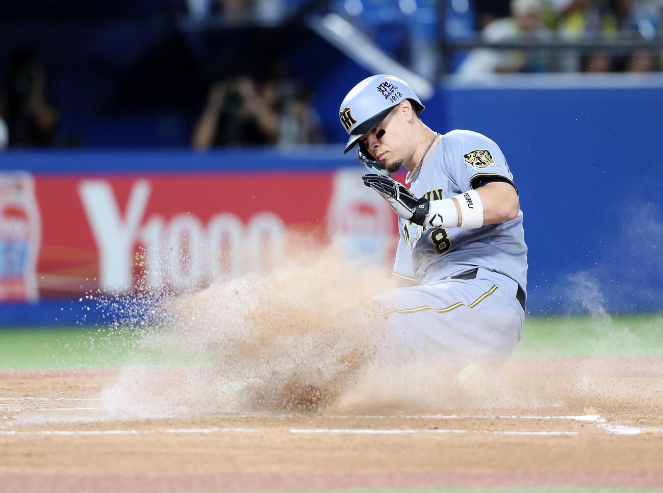 ヤクルト対阪神　1回表阪神1死一、三塁、前川右京の犠飛で佐藤輝明が生還（撮影・鈴木正人）