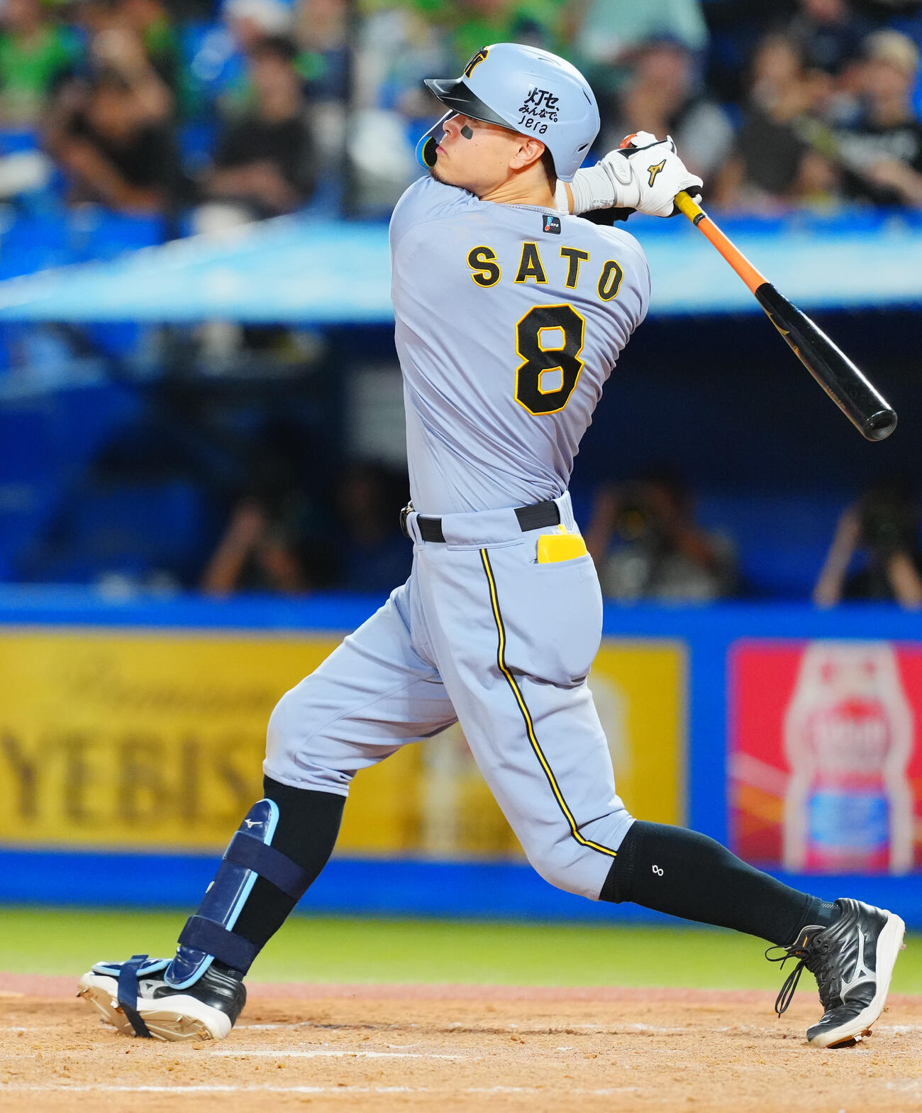ヤクルト対阪神　5回表阪神1死一塁、左越え2点本塁打を放つ佐藤輝明（撮影・垰建太）