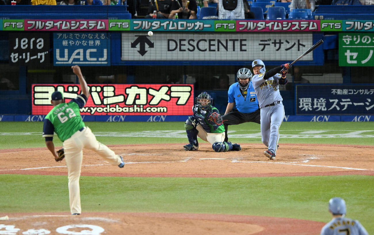 ヤクルト対阪神　9回表阪神2死一、二塁、大山悠輔は適時打を放つ。投手ヘスス・リランソ（撮影・滝沢徹郎）