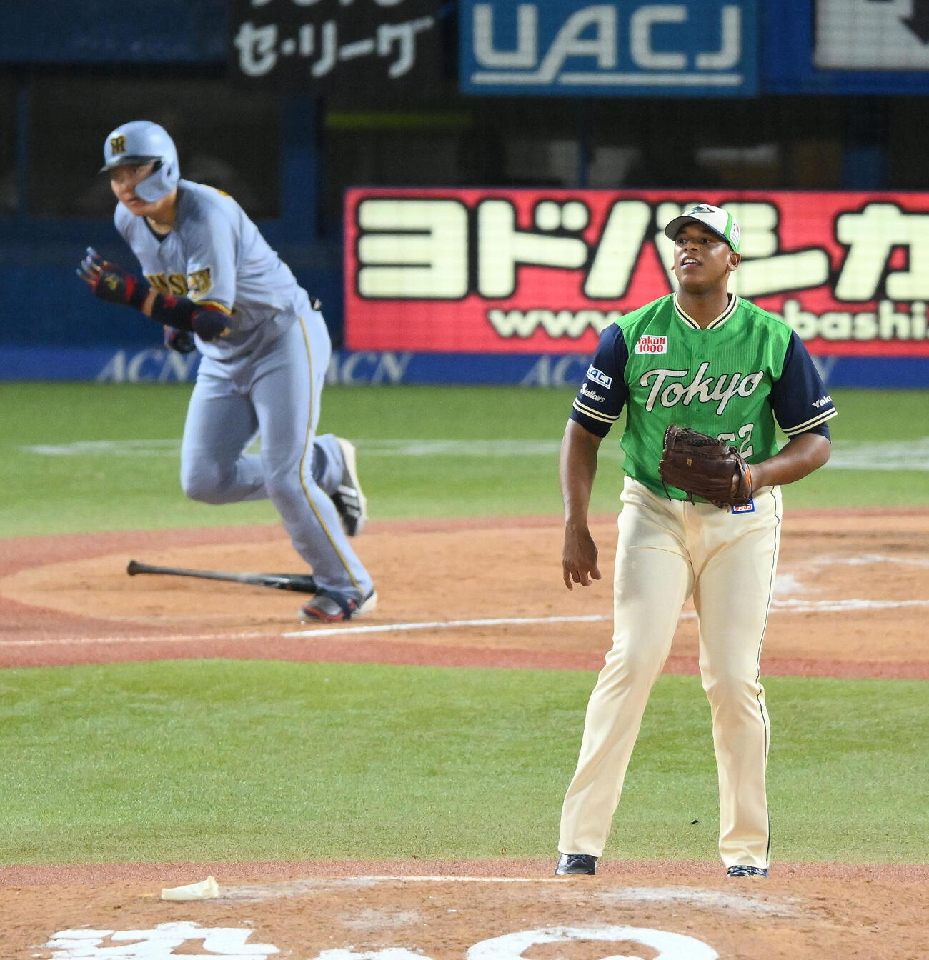 ヤクルト対阪神　9回表阪神2死一、二塁、大山悠輔（後方）に適時打を許すヘスス・リランソ（撮影・滝沢徹郎）