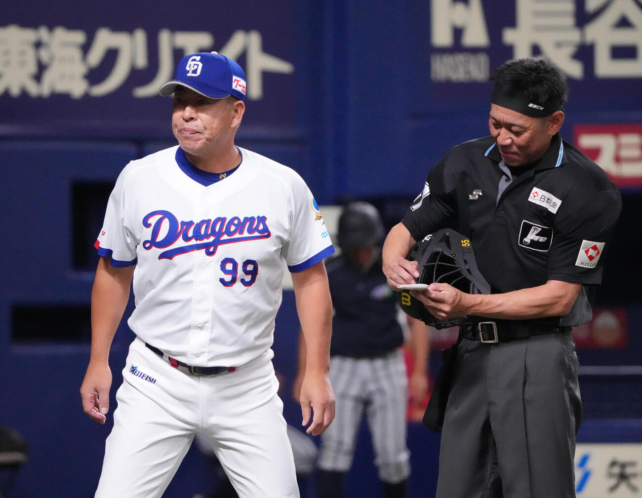 中日対広島　6回終了、井上一樹監督（左）は選手交代を告げる（撮影・森本幸一）