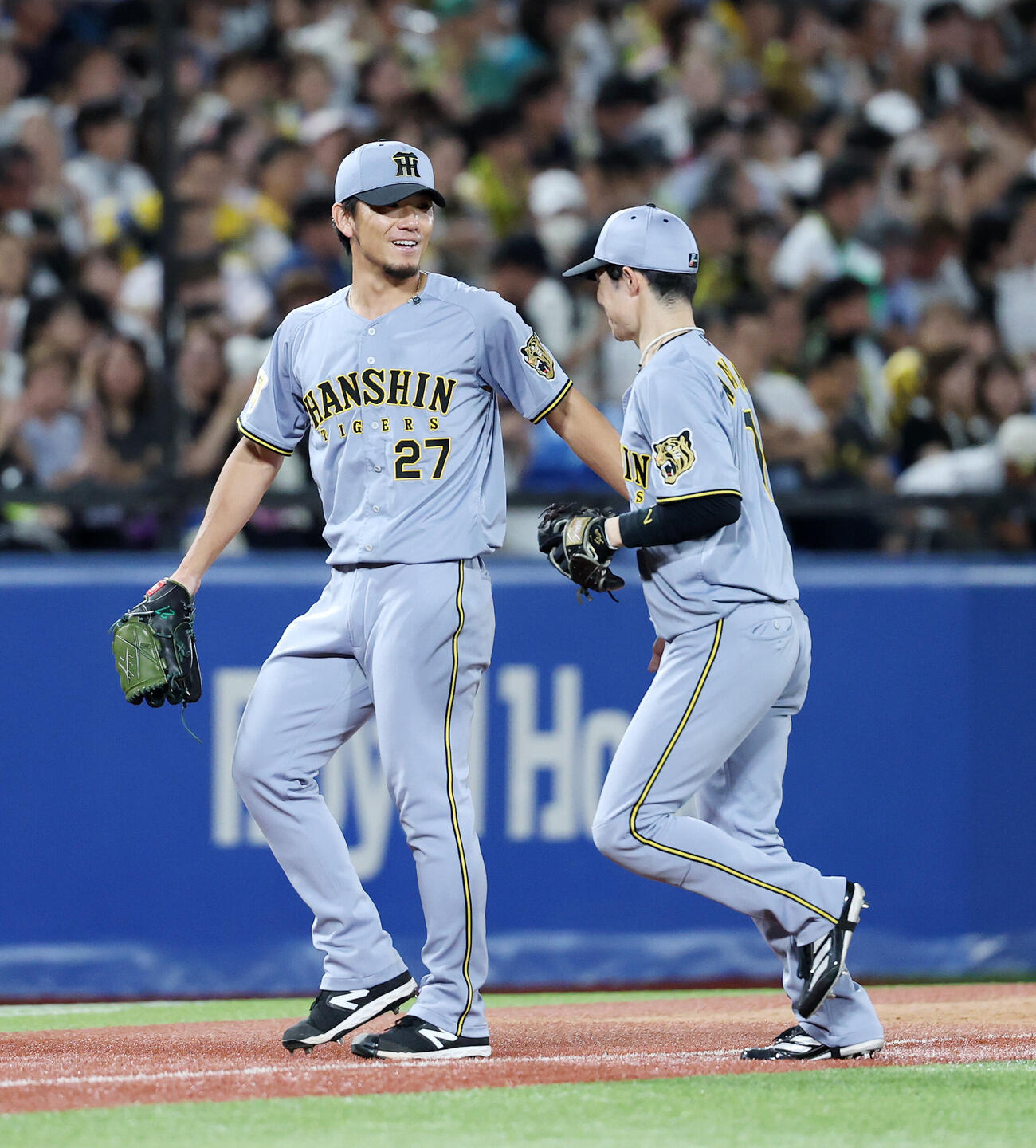 ヤクルト対阪神　2回裏、ヤクルトの攻撃を抑え笑顔を見せる阪神伊藤将司（左）（撮影・鈴木正人）