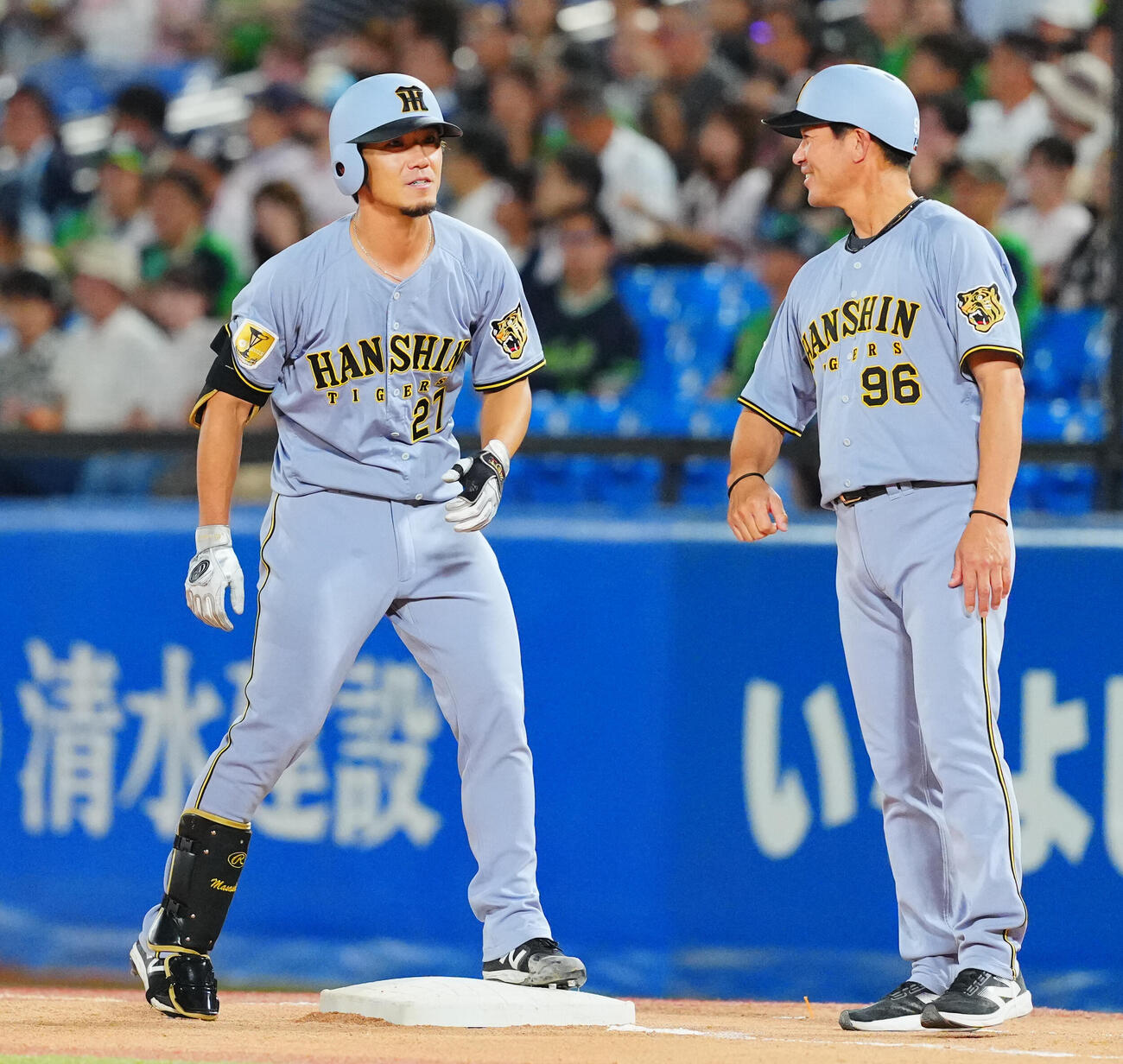 ヤクルト対阪神　4回表阪神2死、内野安打を放ち笑顔を見せる伊藤将司（左）（撮影・垰建太）