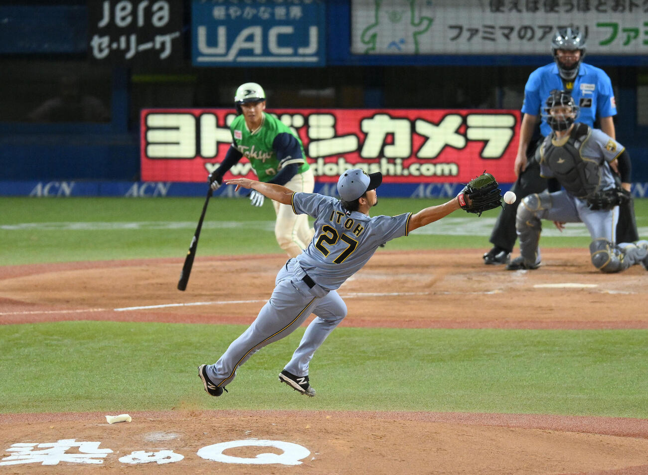 ヤクルト対阪神　2回裏ヤクルト2死三塁、岩田幸宏の遊ゴロの打球にグラブを伸ばす伊藤将司（撮影・滝沢徹郎）